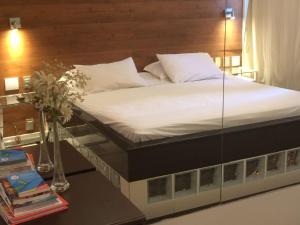 Perto da praia de Copacabana, 150 metros da praia, entre postos 5 e 6