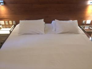 Perto da praia de Copacabana, 150 metros da praia, entre postos 5 e 6