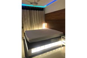 Perto da praia de Copacabana, 150 metros da praia, entre postos 5 e 6