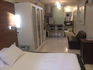 Perto da praia de Copacabana, 150 metros da praia, entre postos 5 e 6