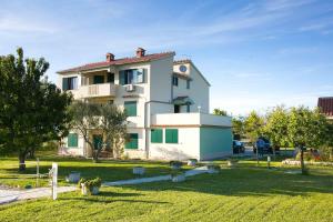 Family friendly apartments with a swimming pool Nin, Zadar - 6560 