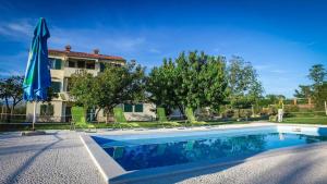 Family friendly apartments with a swimming pool Nin, Zadar - 6560 