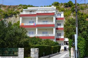 Apartments by the sea Duce, Omis - 8378 