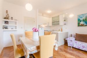 Apartments by the sea Duce, Omis - 8378