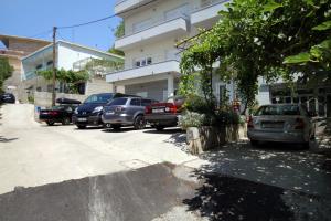 Apartments by the sea Omis - 8334