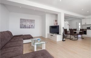 3 Bedroom Lovely Home In Banjol