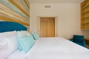 BOUTIQUE Rentals-Isabella Ribeira Apt great views