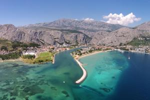 Apartments with a parking space Omis - 15330