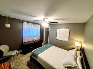 Ultra Comfy, Spotless & Spacious, Private Home in Boyne, Dogs Ok, Walk to Town