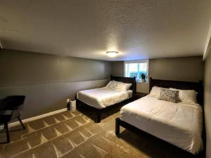 Ultra Comfy, Spotless & Spacious, Private Home in Boyne, Dogs Ok, Walk to Town