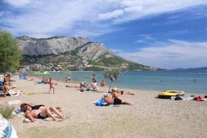 Apartments with a parking space Duce, Omis - 4650 