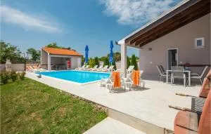 Gorgeous Home In Valtura With Wifi - PUY