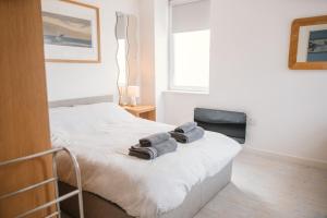 Barry Island Beachfront Apartment - Stunning Bay Views and Private Parking