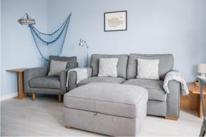 Barry Island Beachfront Apartment - Stunning Bay Views and Private Parking