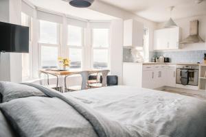 Barry Island Beachfront Apartment - Stunning Bay Views and Private Parking