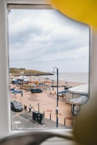 Barry Island Beachfront Apartment - Stunning Bay Views and Private Parking