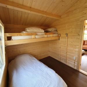 Vakantiehuisje met keuken, 2 slaapkamers en woonkamer