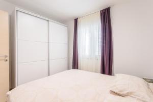 Apartments by the sea Duce, Omis - 8378