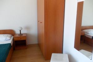 Apartments and rooms with parking space Hvar - 8717