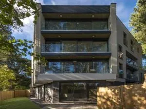 Luxury 3 bed flat with large terrace, sea views and hot tub - Canford Cliffs