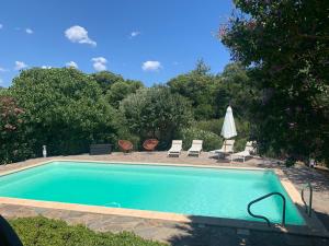 Villa privée dans un cadre verdoyant , piscine et grand jardin