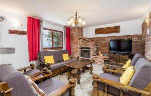 Cozy Home In Icici With Outdoor Swimming Pool 