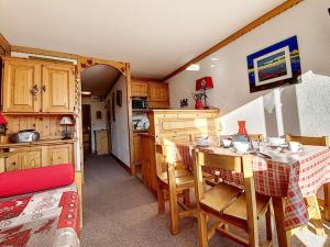 Studio lumineux au centre avec balcon - FR-1-344-189