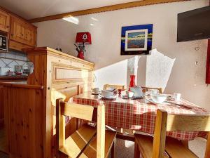 Studio lumineux au centre avec balcon - FR-1-344-189