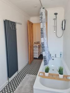 Fisherman Cottage - ideal for Trades and couples part of Langley Serviced Apartments Has outside steps