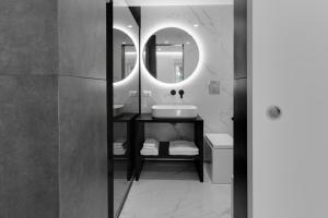 The Crown Black and White rooms img8