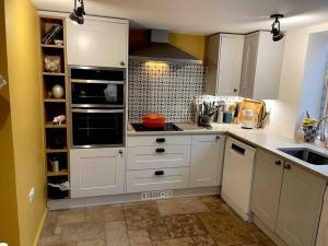 Sausage Cottage in Oakford Village 4 Bed Garden Local Pub