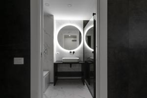 The Crown Black and White rooms img9