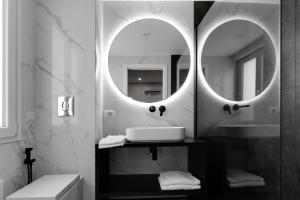 The Crown Black and White rooms img10