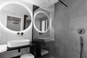 The Crown Black and White rooms img12