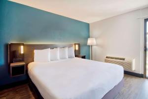 Standard Suite - Non-Smoking room in Baymont by Wyndham LAX/Lawndale