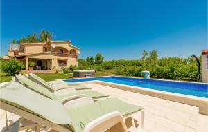 Awesome Home In Ljubac With Jacuzzi