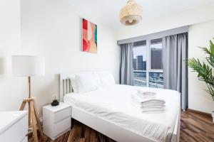 180° Sheik Zayed Road balcony views 2BR in JLT