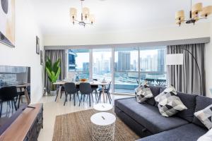 180° Sheik Zayed Road balcony views 2BR in JLT