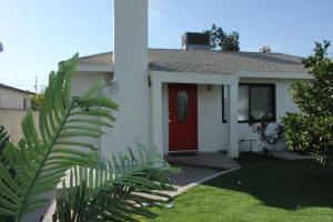 Entire 3 Bedroom Home with Golf Putting & hot spa