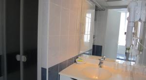 Hotels Hotel De La Mer : photos des chambres