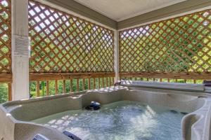 River Song, Near River, Hot Tub, Foosball, WIFI 1089 FREE tickets each paid day, Dollywood and More