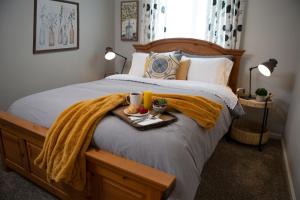 Cozy Bungalow Hot Tub & Fire Pit, Walk Downtown