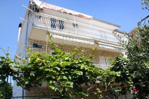 Apartments with a parking space Rogoznica - 4865