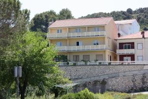 Apartments by the sea Supetarska Draga  Donja Rab  5043