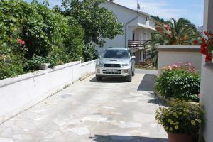 Seaside apartments with a swimming pool Banjol, Rab - 5007