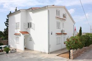 Apartments with a parking space Barbat, Rab - 4962 
