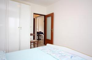 Apartments with parking space Barbat, Rab - 4962