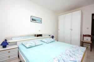 Apartments with parking space Barbat - Rab - 4962