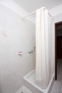 Apartments with parking space Barbat, Rab - 4962