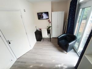 The Oak Studio -Self contained one bed studio flat